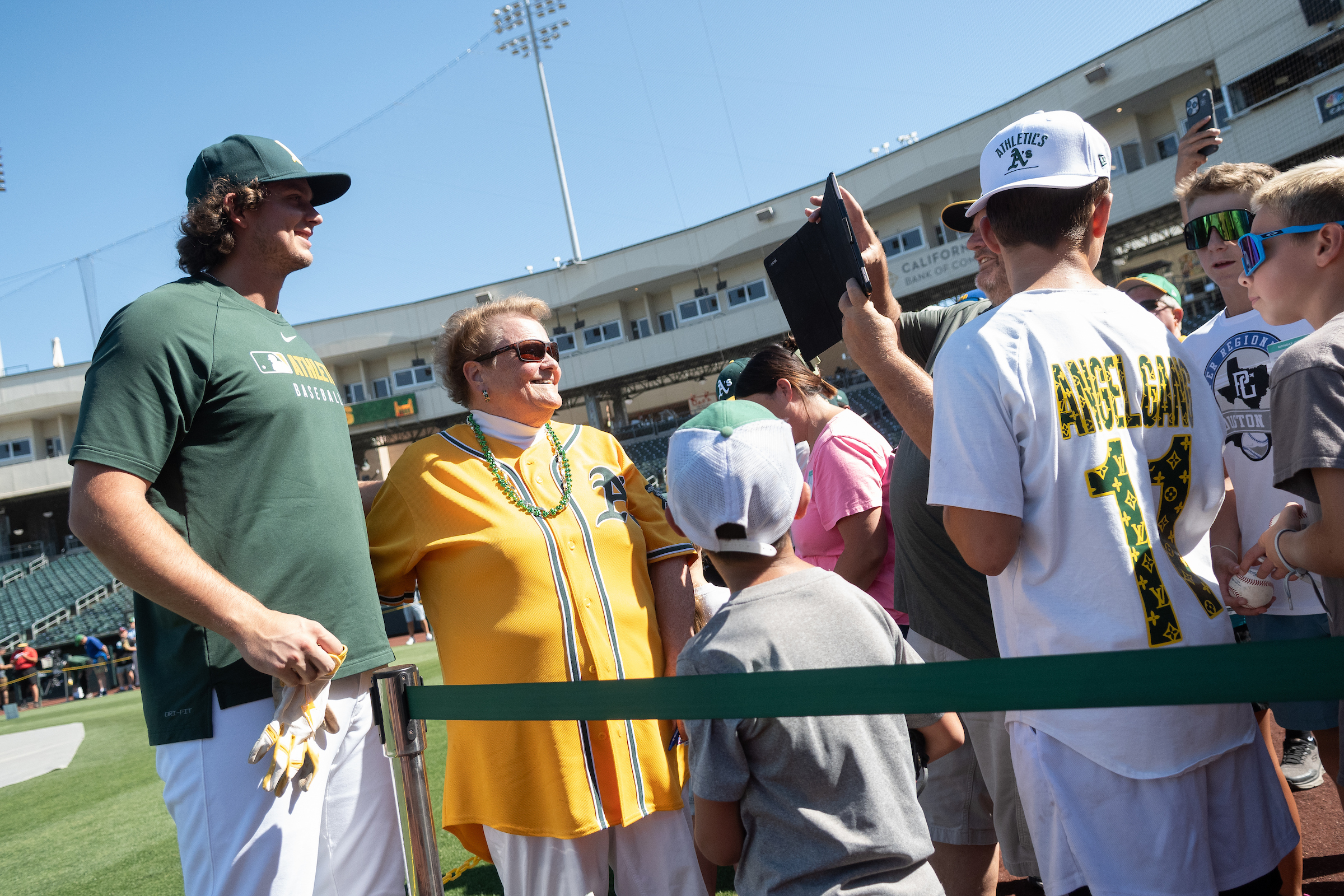 da3aa455-072825_sacramentoathletics_00042-kurtz-with-fans.jpg